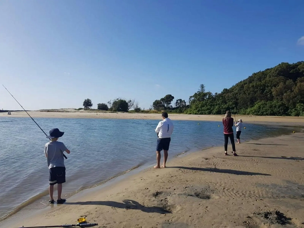 Currumbin Fishing Lesson for all ages Image 1