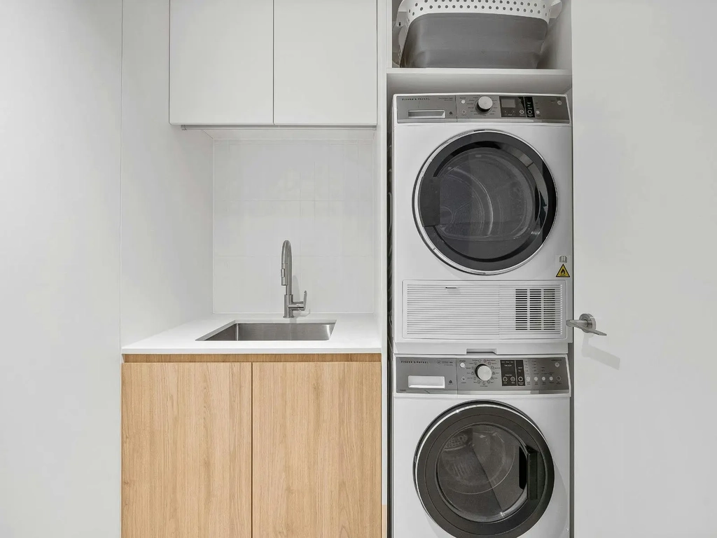 3 Bedroom unit in Burleigh- Laundry facilities