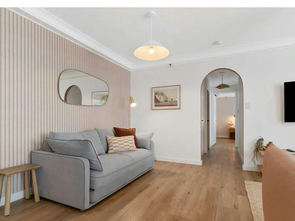 2 bedroom unit in Burleigh - lounge