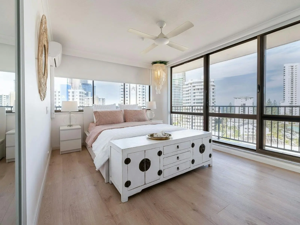 Two bedroom unit in Surfers Paradise - Master bedroom