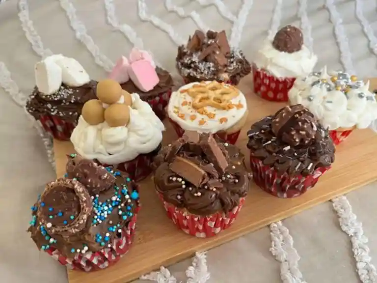 Learn how to decorate and fill 6 x cupcakes - Broadbeach Sip 'n' Dip Image 1