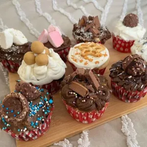 Learn how to decorate and fill 6 x cupcakes - Broadbeach Sip 'n' Dip Image 1
