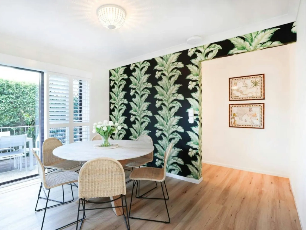 2 bedroom villa in Surfers Paradise - Dining area