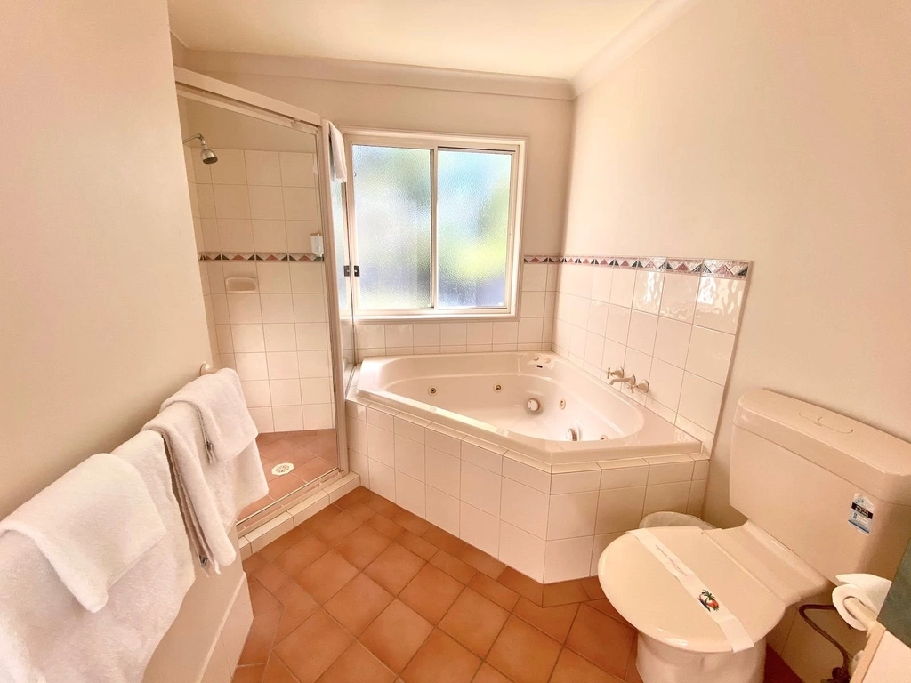 Bathroom - Corner Spa Suite