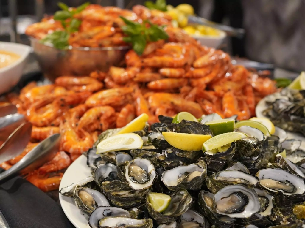 An image showing fresh oysters & prawns at the buffet