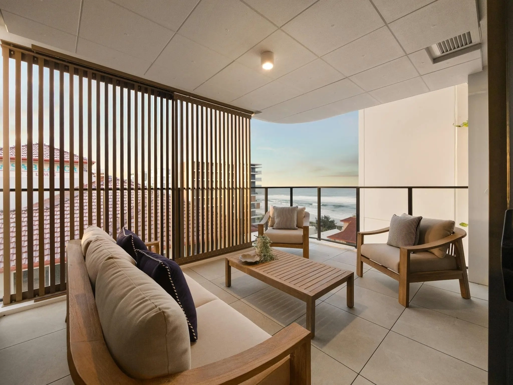 Screened terrace with lounge setting looking out to the ocean horizon