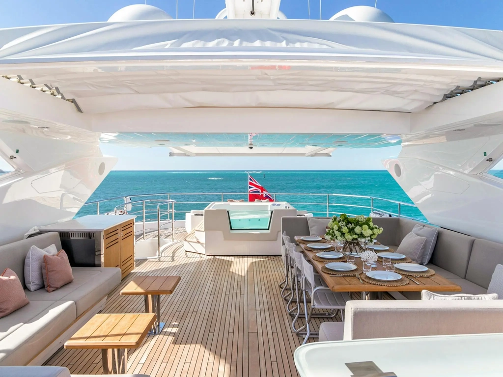 Flybridge dining