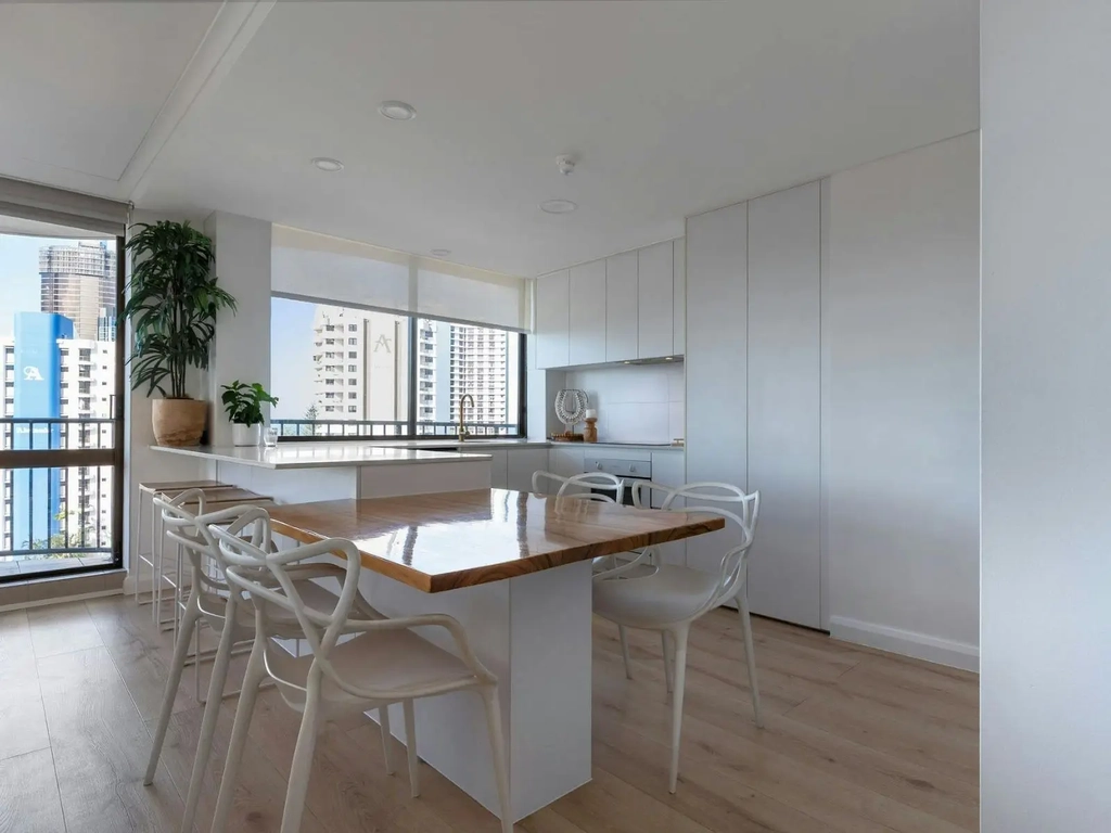 2 bedroom unit in Surfers Paradise - Kitchen