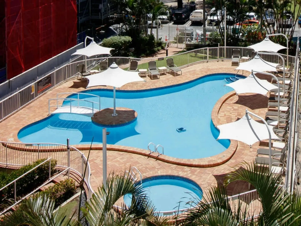 2 bedroom unit in Burleigh - Communal pool
