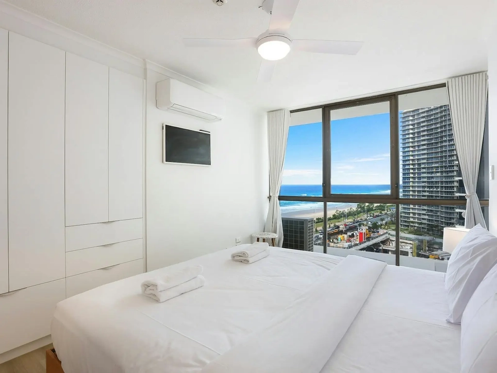 Main Bedroom with queen bed, floor to ceilin g windows with ocean view on the right side - Seacrest