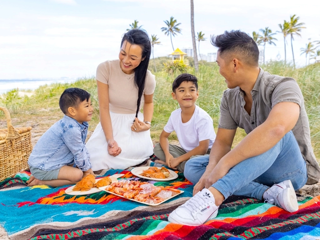 2 minutes to the end of the Spit for a seafood picnic overlooking the Broadwater