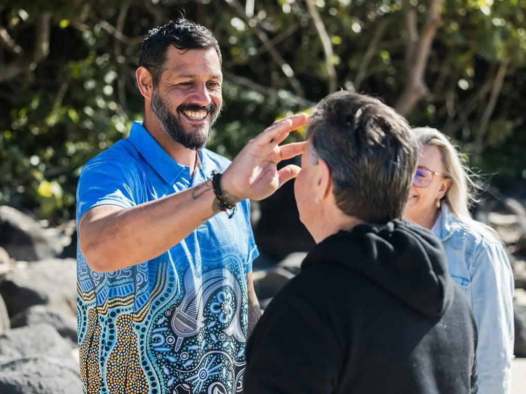 A Jellurgal guide demonstrates the use of ochre on a Jellurgal Walkabout Tour