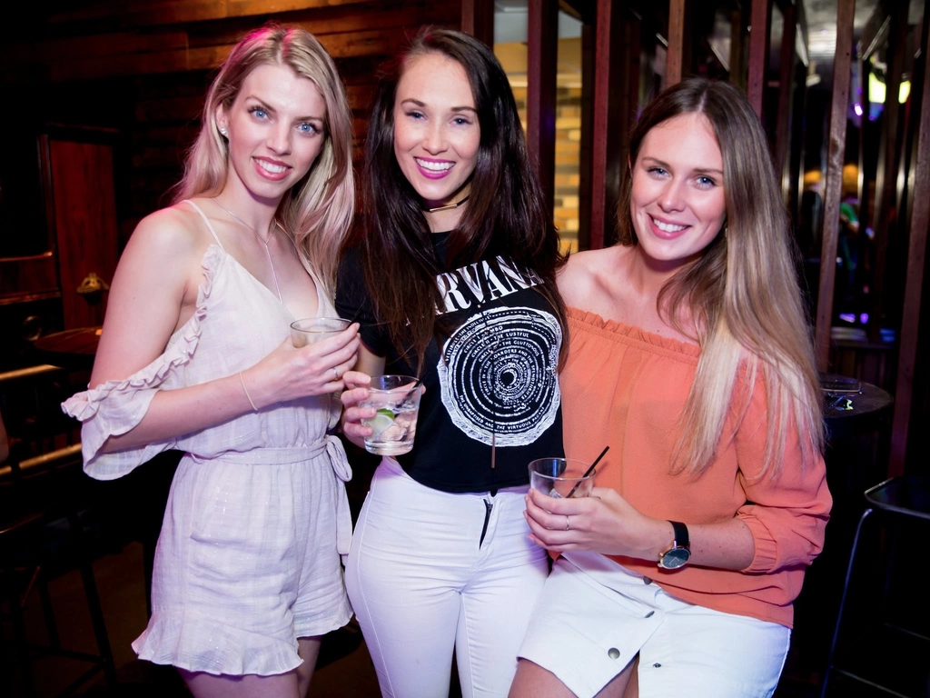 3 girls celebrating, on the pub club crawl. tour Gold Coast