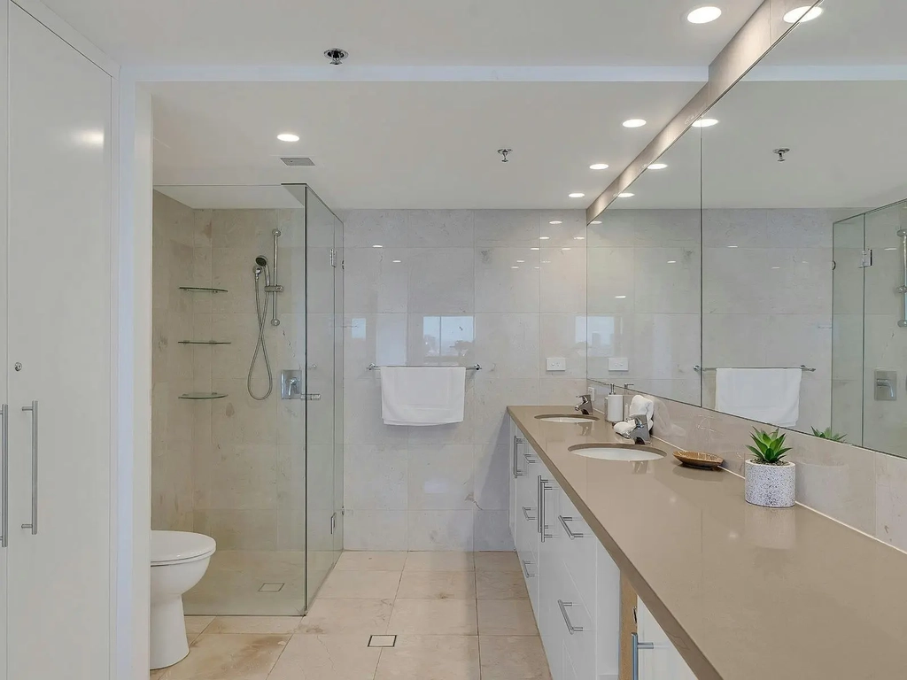 2 bedroom unit in Burleigh - Master ensuite