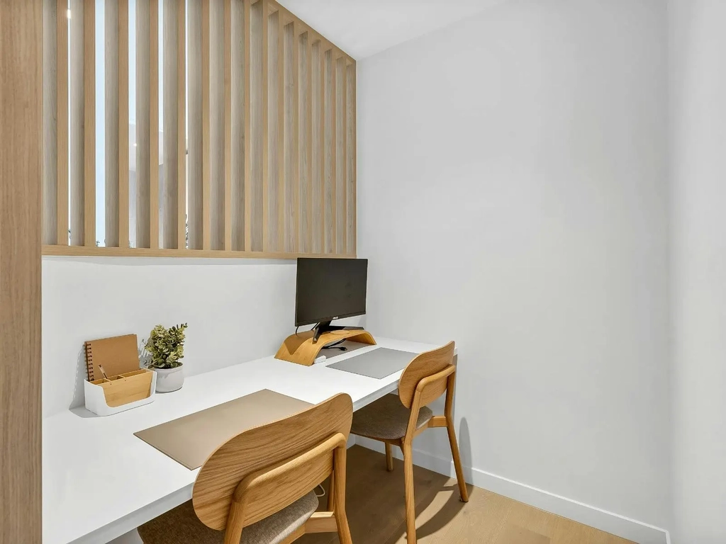3 Bedroom unit in Burleigh - Desk