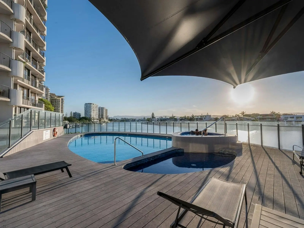 2 bedroom unit in Surfers Paradise - Communal Pool