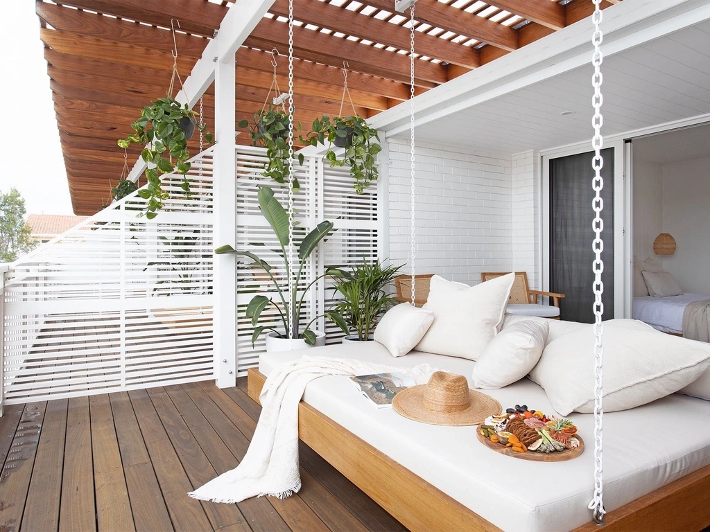 Daybed hanging private deck