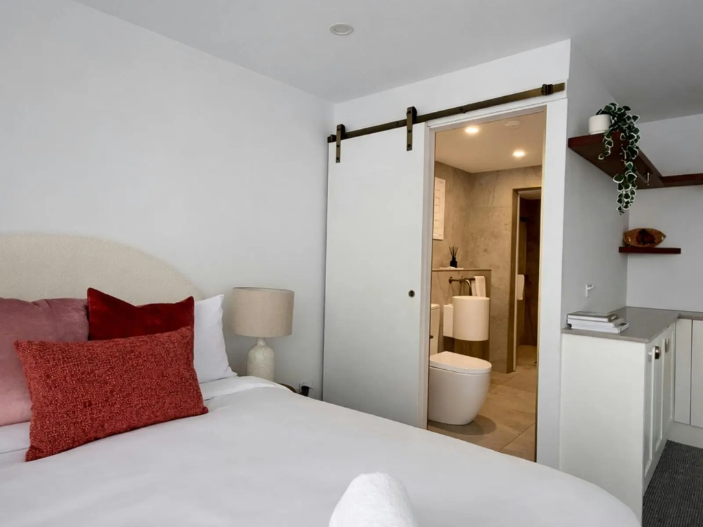 2 bedroom unit in Burleigh - Master bedroom