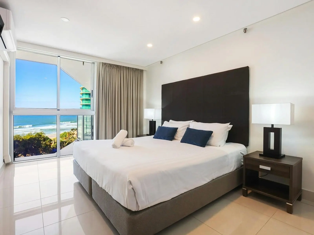 Master bedroom with King bed, ensuite, floor to ceiling windows and wardrobe cabinet - Gold Coast