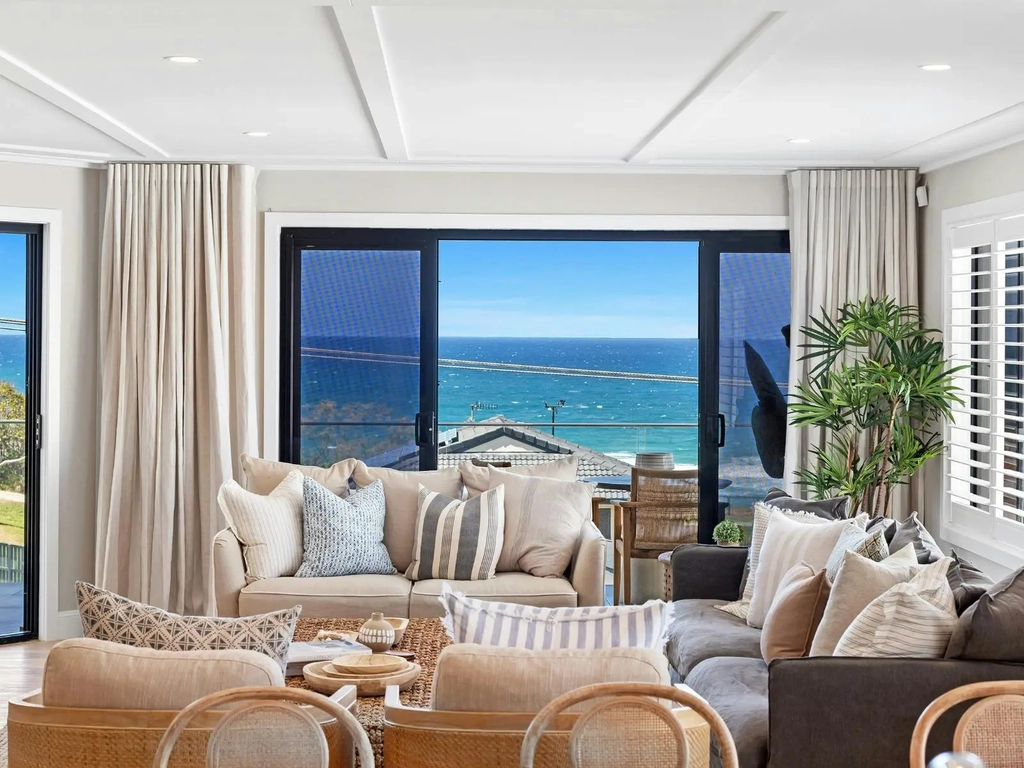 Three bedroom home in Miami - Lounge