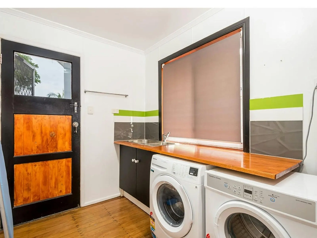 4 Bedroom home in Burleigh - Laundry Facilities