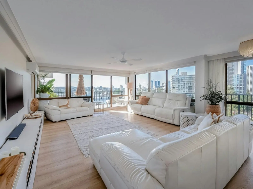 2 Bedroom unit in Surfers Paradise - lounge areas