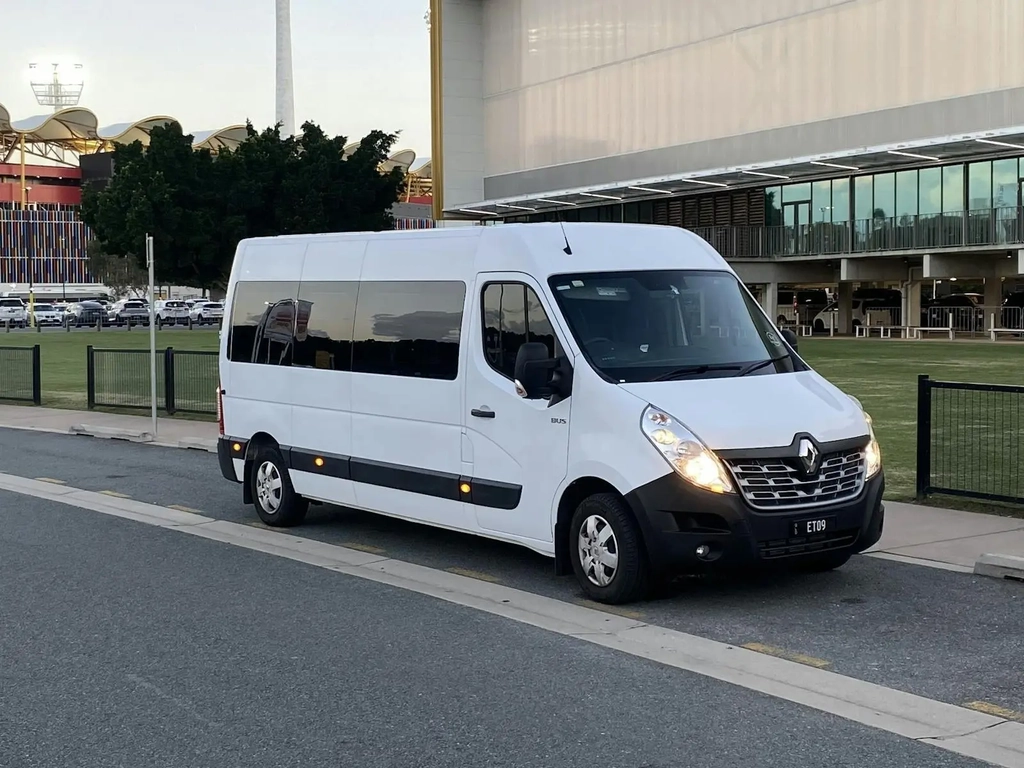 renault_master_minibus_at bne_domestic_terminal