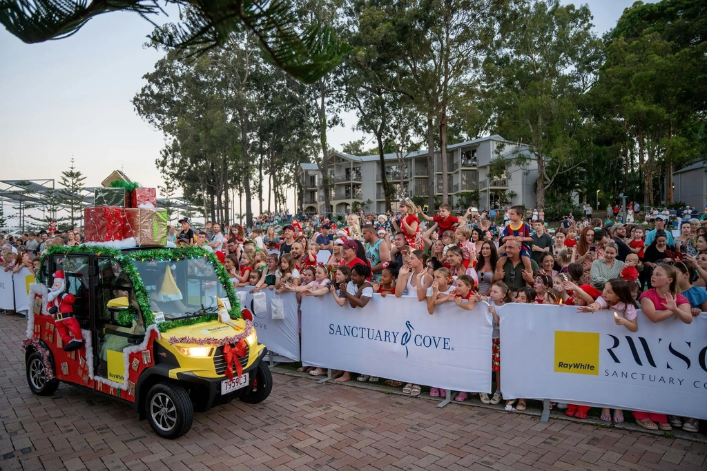 Santa's Arrival & Buggy Parade Image 1