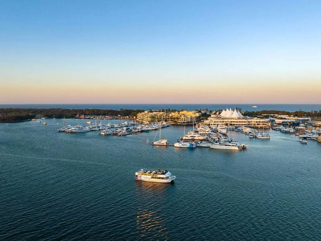 Spirit of Elston cruising past Marina Mirage