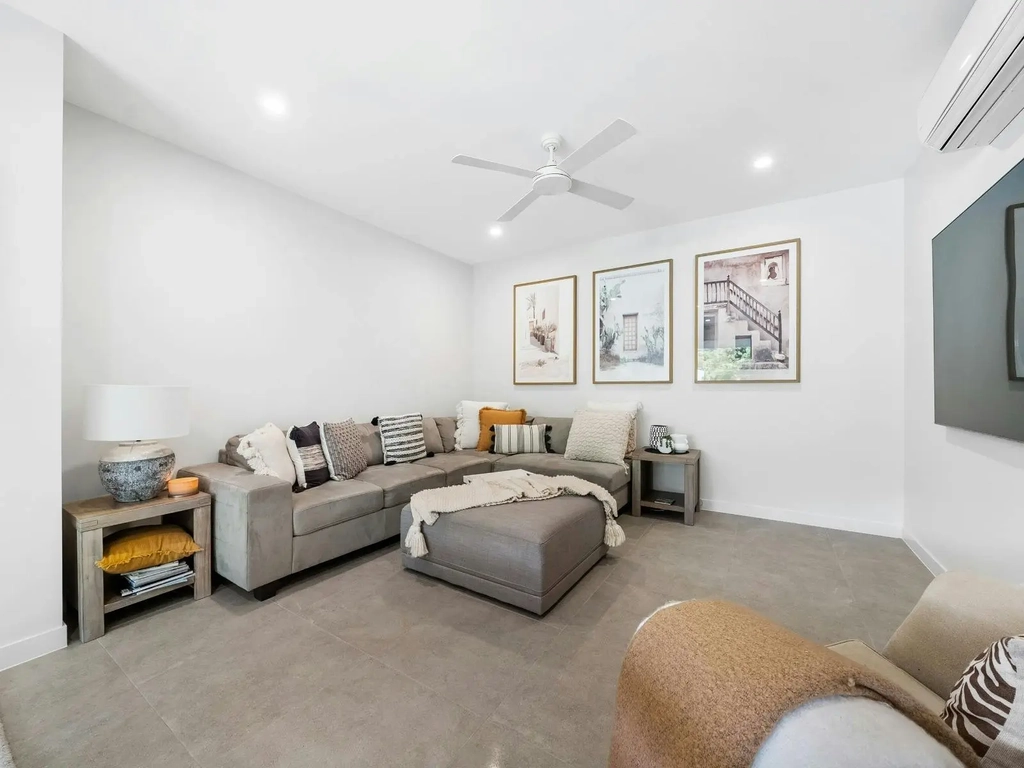 3 Bedroom home in Burleigh - lounge area w
