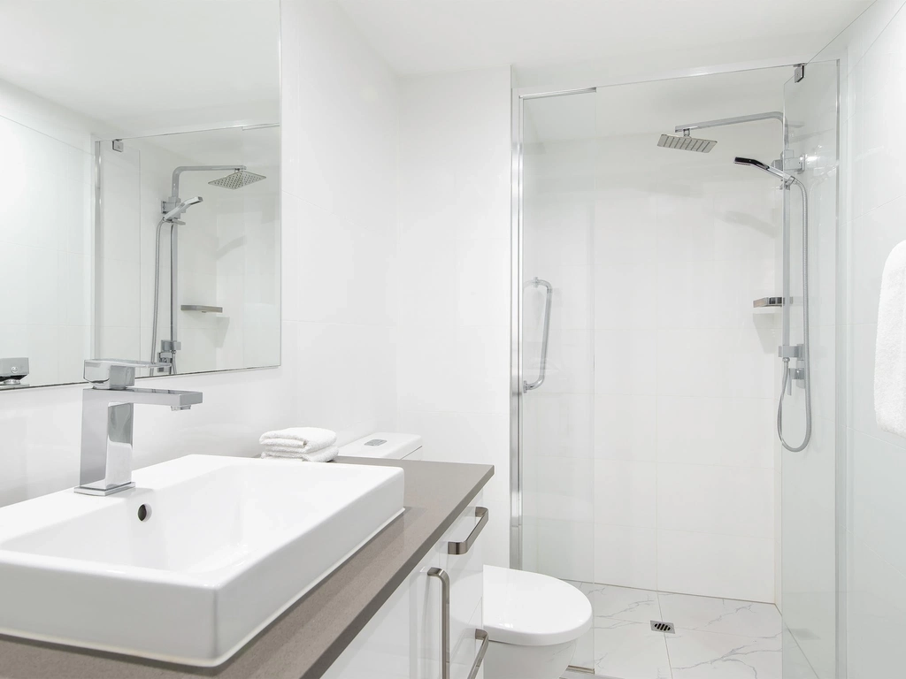 Mantra Coolangatta Beach - 2 Bedroom Apartment Bathroom