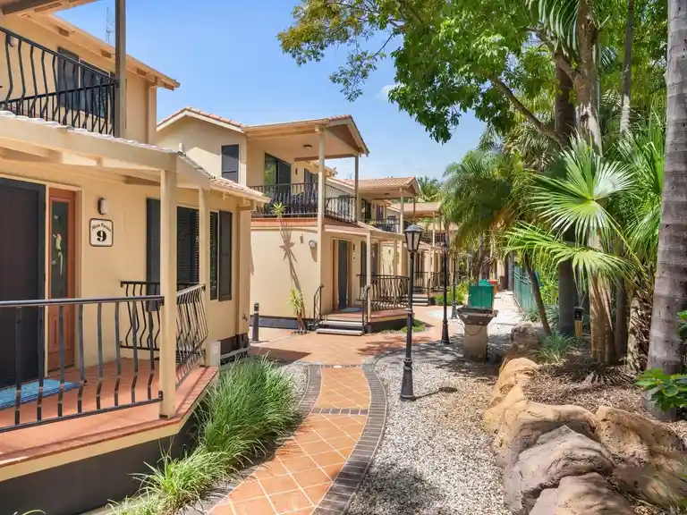 Ashmore Palms' Macaw Mansions