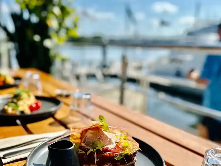 Breakfast by the river