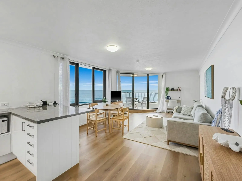 2 Bedroom unit in Palm Beach - Kitchen and lounge area