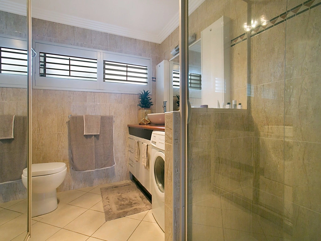 La Casetta - Broadbeach - Bathroom and Laundry