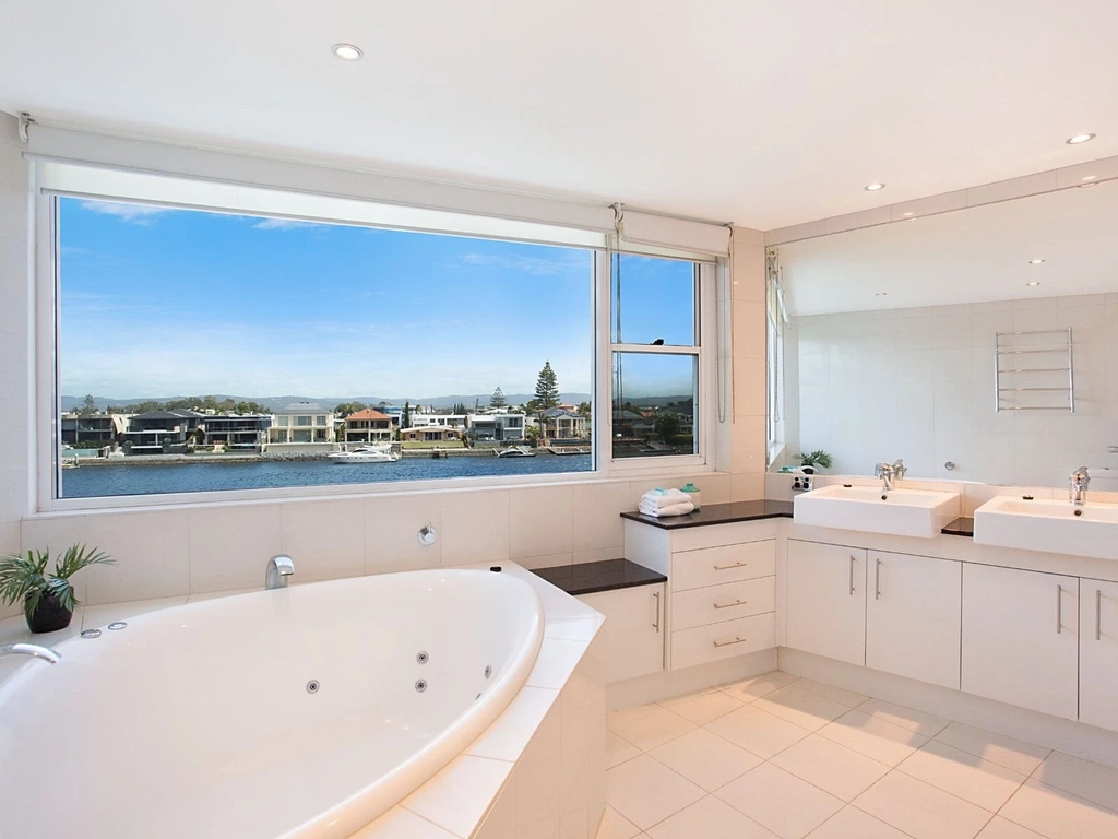 Casa Grande on the Water - Surfers Paradise - Ensuite with Spa and Views