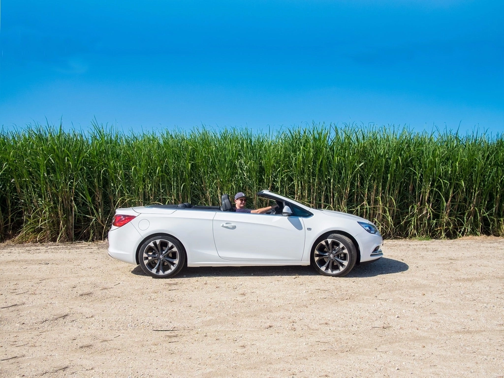 Gold Coast Convertible Rental - Holden Cascada