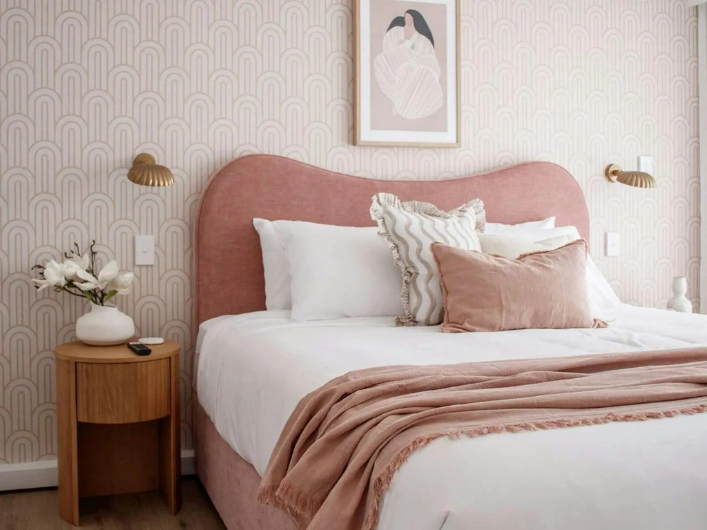 2 bedroom unit in Burleigh - Master bedroom