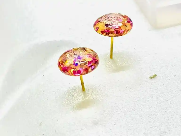 Sip N Dip - Learn to make glitter resin bubble stud earrings -Burleigh Heads - Club Burleigh Image 1