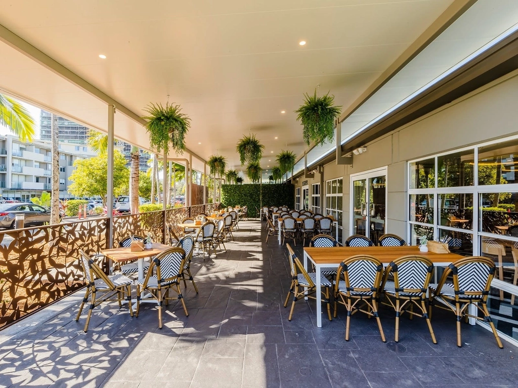 sunny outdoor area to eat burleigh waters