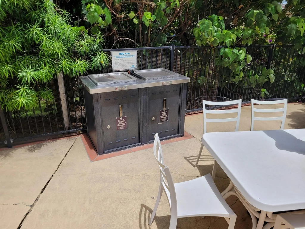 Outdoor dining with full B.B.Q. facilities by the Pool. Gold Coast Accommodation