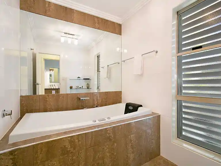 Tobys Beach House - Gold Coast - Main Bathroom