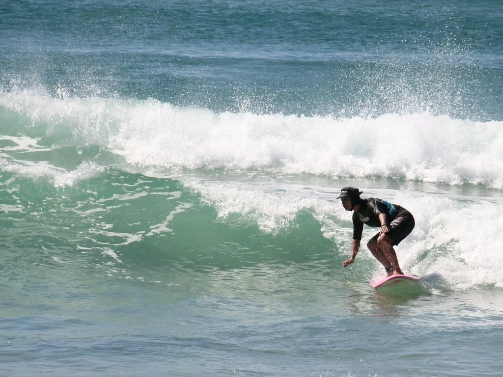 Broadbeach Surf School surfing