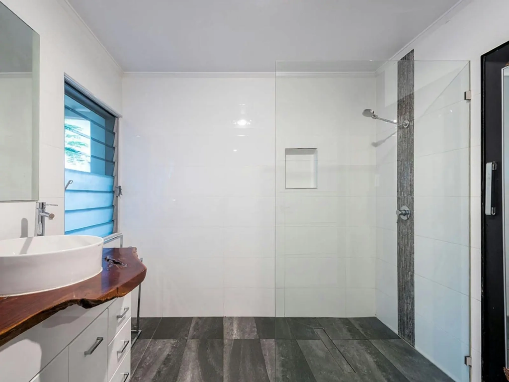 4 Bedroom home in Burleigh - Bathrooom
