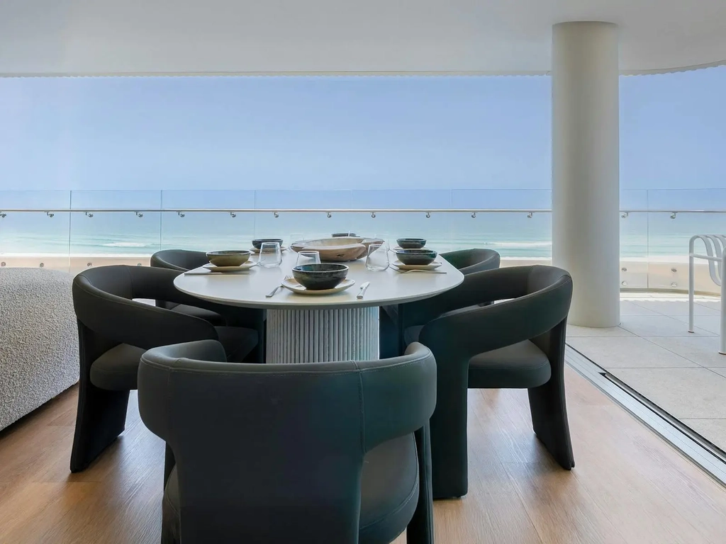 3 bedroom unit Kirra - dining area