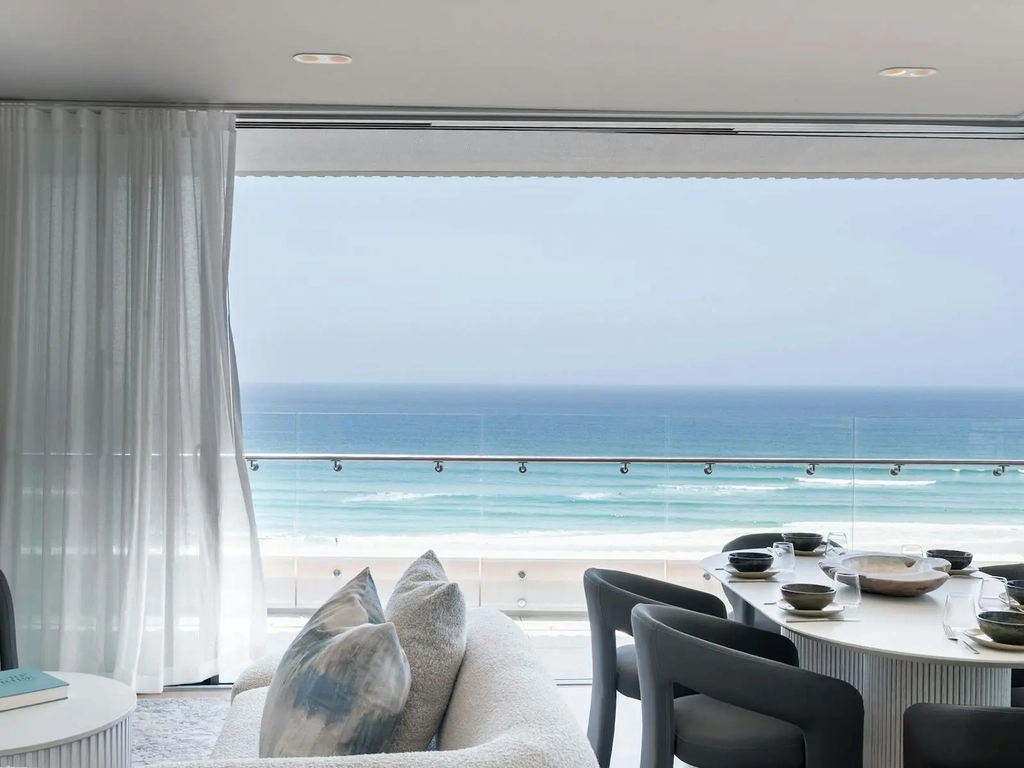 3 Bedroom unit in Kirra - lounge and dining