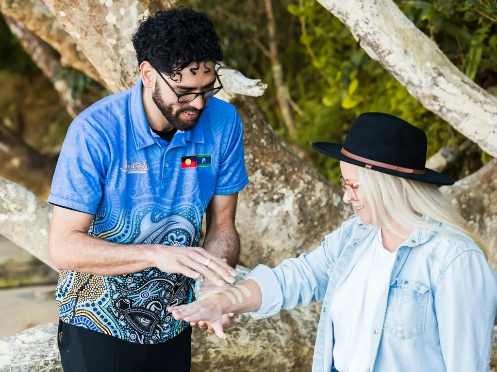 Jellurgal guide demonstrates the use of ochre on a Jellurgal Walkabout tour