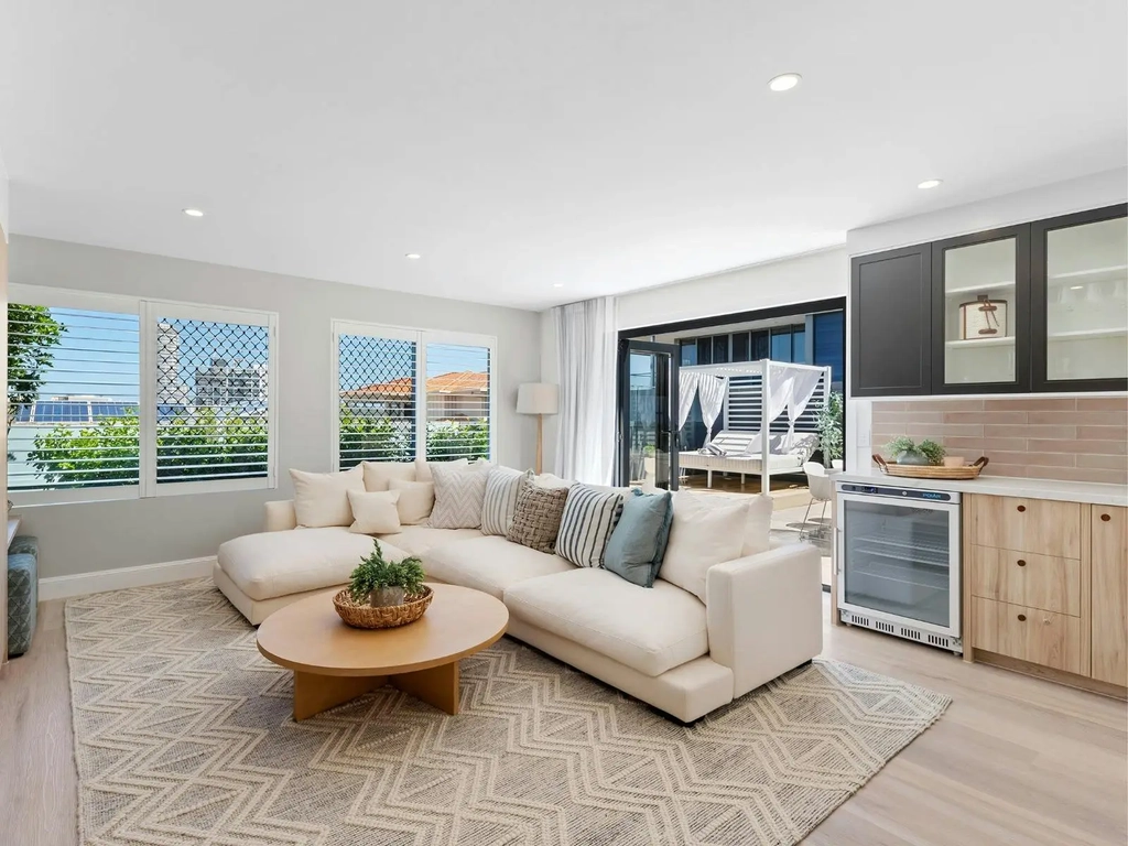 Three bedroom home in Miami - Second lounge area