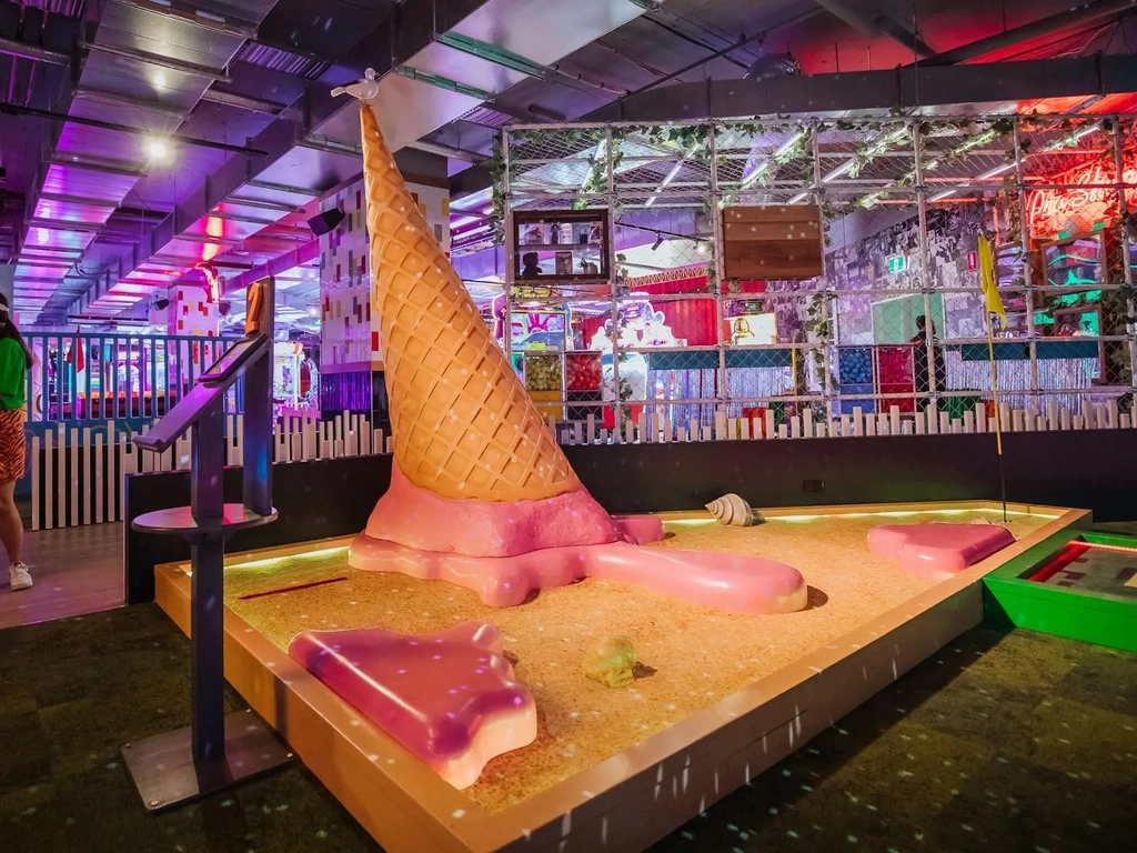 Holey Moley mini golf in Paradise