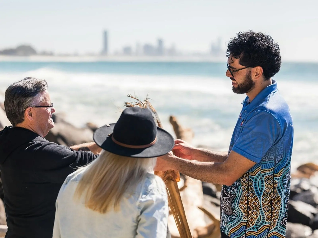 Jellurgal guide demonstrates traditional uses for pandanus leaves on a Jellurgal Walkabout tour